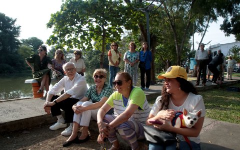 Los residentes se sentaron en cualquier rincón del parque de Urdesa Central para escuchar el show.