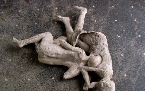 Imagen del calco de dos víctimas de la explosión del Vesubio en Pompeya.