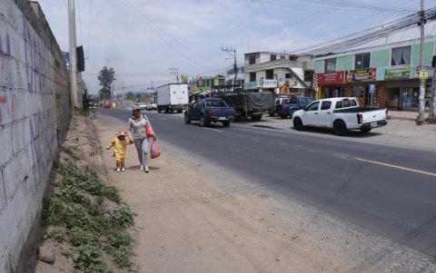 Cruzar en medio de los autos y caminar en plena calles es una realidad a la que muchos moradores se han acostumbrado.