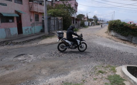 Vías de tierra y empedradas aquejan a numerosos barrios de cada parroquia.