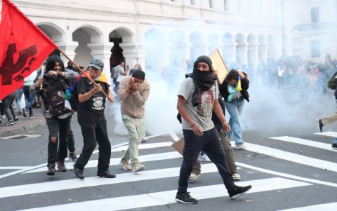 Marcha en Quito del 15 de noviembre acabó en enfrentamientos con las fuerzas del orden.