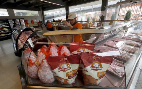 Los comercios se alistan para la época de mayor venta de pavo del año.