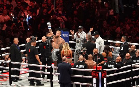 Jake Paul celebra tras derrotar a Mike Tyson.