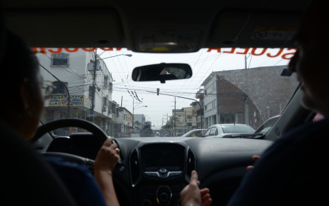 Semáforos. Al no estar alimentados de energía, estos se averían, convirtiendo esas esquinas en intersecciones no reguladas. Los conductores no respetan el derecho al paso.