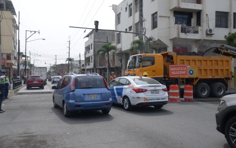 Congestión. La falta de regulación de tránsito ofusca a los estudiantes que apenas están aprendiendo a conducir.