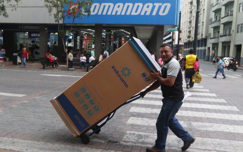 En el centro fue común ver también a las personas comprando electrodomésticos. Las familias aseguran que los descuentos en línea blanca llegaban, en algunos casos, al 50 %.