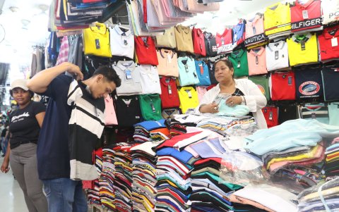 Los ciudadanos se volcaron a la Bahía en busca de ropa para ellos o regalar en las festividades de diciembre.