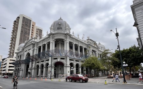 Neoclasicismo. Las edificaciones que están ubicadas en el centro de la urbe porteña tienen elementos que caracterizan a esa expresión arquitectónica, pero no es 100 % ese estilo.