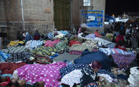 Tras rezarle a la Virgen, cientos de peregrinos durmieron al pie del templo