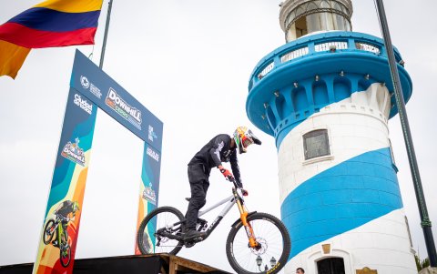 Los 60 participantes recorrieron las escalinatas y luego continuaron, haciendo piruetas, por la calle Numa Pompilio Llona