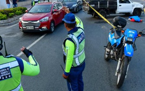 Uniformados de la Agencia de Tránsito y Movilidad (ATM) llegaron al lugar para facilitar la circulación.