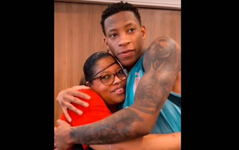 Mónica Jiménez junto a su hijo Gonzalo Plata tras compartir el encocado con la Tri.