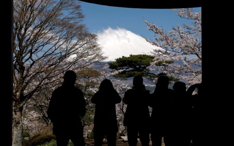 Varios turistas toman fotos del Monte Fuji, el pico más alto de Japón, en Gotemba, en la prefectura de Shuzuoka, en el centro del país