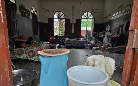 Habitantes de los campos bananeros descansan en albergues, este domingo en El Progreso Yoro (Honduras).