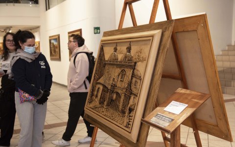 La muestra cuenta con visitadas guiadas en las que el artista explica los pormenores de su técnica.