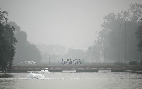 Varios niños caminan cerca de la Puerta de la India envueltos en smog en Nueva Delhi.