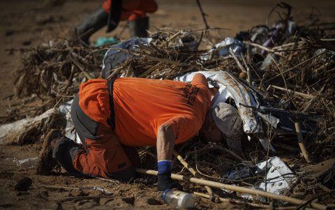 Uno de los voluntarios mexicanos excarva una zona con muchos escombros.