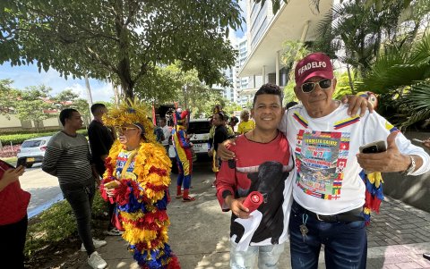 José Luis Lozano (i) y Filadelfo Galvis son colombianos, pero apoyan a Ecuador por sus familias.