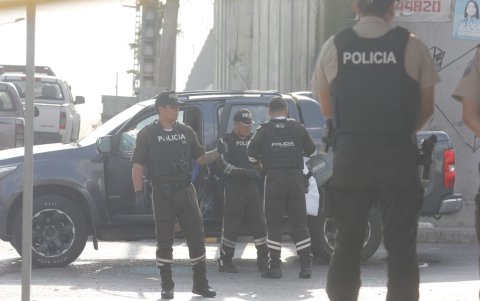 Escena. Los uniformados llegaron al lugar para proteger la zona en donde ocurrió el crimen hasta que el equipo de medicina legal retire el cuerpo de la persona que falleció.
