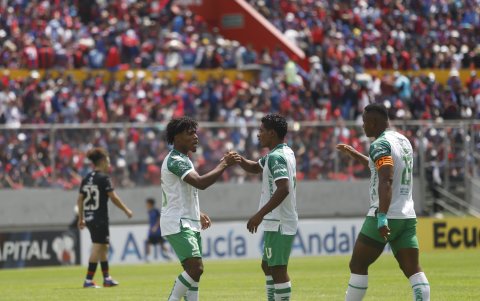 Jackson Landázury (i) marcó el gol del triunfo de la Liga de Portoviejo.