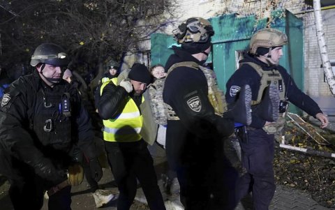 Rescatistas ucranianos acompañando a una persona herida en el lugar