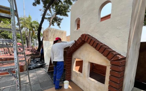 En el Malecón 2000 se están realizando los últimos retoques en las estructuras que serán parte del encendido del árbol.