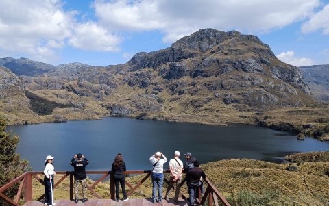 Fotografía de turistas observando la laguna La Toreadora en el Parque Nacional Cajas, en Cuenca (Ecuador).