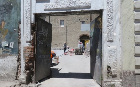 Reclamos. Pese a su valor histórico, permanece en estado de abandono: con daños y deterioro, sin pintura y en algunos tramos cuarteado.