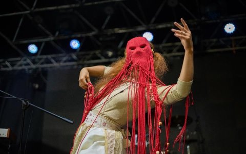 Juliana Chamorro diseña las gráficas de la banda. Es actriz de teatro y artista de circo.