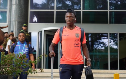 Moisés Caicedo jugador de Ecuador en las calles de Barranquilla.