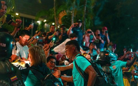 Los futbolistas de la Tri agradecieron los gestos de cariño al llegar a Barranquilla la noche del lunes, momento que aprovecharon a realizar el tradicional banderazo.