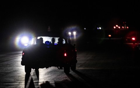 Un vehículo transita por una calle durante un apagón este pasado 8 de noviembre, en La Habana