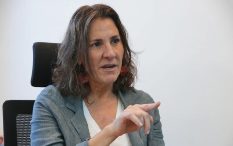 La coordinadora de ONU Mujeres en Uruguay, Magdalena Furtado, habla durante una entrevista