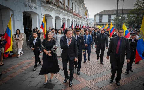 Tras la ceremonia, las autoridades caminaron por la histórica calle Chile hasta llegar al Palacio Municipal dónde bailaron y disdrutaron de la interpretación del Chulla Quiteño