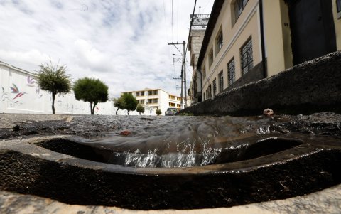 Desperdicio. En barrios como Chimbacalle, La Tola, La Floresta y Tumbaco, el agua proveniente de las fugas se desperdicia durante semanas, ya que se tardan demasiado en atender