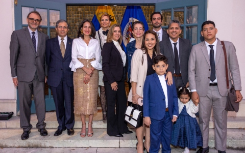 Los embajadores Cristian Espinosa, Mauricio Montalvo, la ministra Romina Muñoz, Liany Certain, Mónica Espinel de Reich, Adriana Ospina, Ernesto Hidalgo, Eduardo Tábara Castro y su familia.