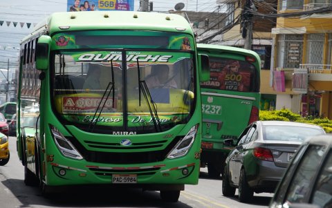 Una de las pocas vías de acceso a la parroquia es la María Angélica Idrobo. Vecinos dicen que el tránsito es caótico gran parte de tiempo.