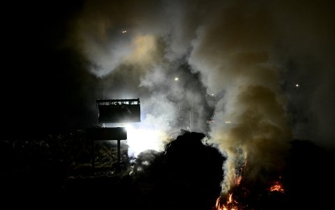 Un agricultor francés y miembro del sindicato de agricultores Coordinación Rural mueve los residuos con un cargador durante el bloqueo del puerto de Burdeos, suroeste de Francia.