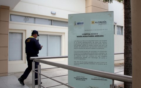 Instalaciones. Adentro hay personal de seguridad y una placa, que daría la bienvenida a la ciudadanía, en la que da información del hospital.

PERIODISTA:  JUAN DANIEL PONCE

.
AG-EXTERNOS.