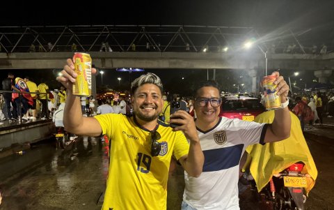 Juan Flores y Jhon Figueroa salieron con cerveza en mano y al borde de las lágrimas tras la histórica victoria tricolor.