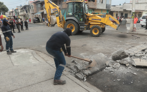 Agentes destruyeron los reductores de velocidad, también llamados policías al costado