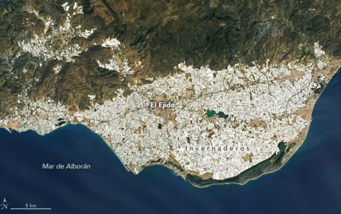 Foto tomada el 24 de mayo de 2022 al 'mar de plástico' por la NASA.