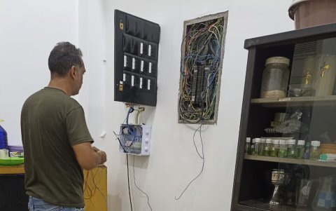 Un profesional en el área eléctrica hizo instalaciones ante los cortes en la iglesia San Juan Bautista, en Los Esteros, sur de Guayaquil.