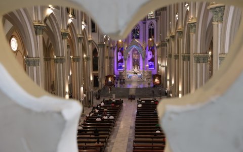 Dos generadores eléctricos se utilizan en la Catedral metropolitana de Guayaquil.