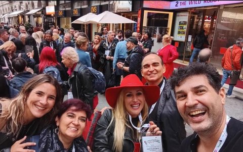 Con los artistas convocados.