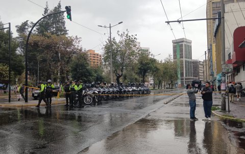 Fuerte contingente militar en varias zonas de Quito.