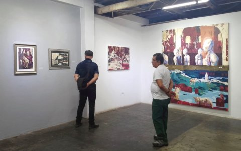 El artista crea escenarios que funcionan casi como enigmas.