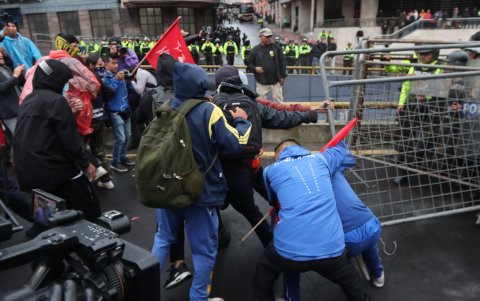 Los manifestantes son impedidos de avanzar al Centro Histórico de Quito.
