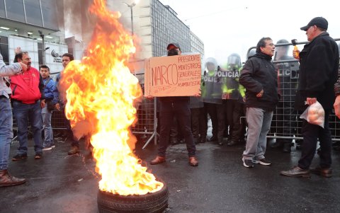 Las protestas en Quito se intensifican por enfrentamiento entre manifestantes y policías.