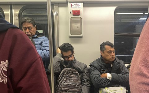 El estudiante Saúl Lara toma una siesta en el metro de la Ciudad de México, el 21 de octubre de 2024, camino a la UNAM.